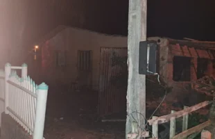 Casa abandonada é atingida por incêndio em Balneário Arroio do Silva