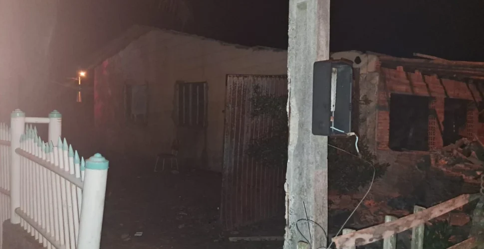 Casa abandonada é atingida por incêndio em Balneário Arroio do Silva