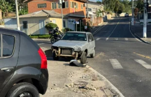 Colisão entre veículos é registrada em cruzamento de Criciúma
