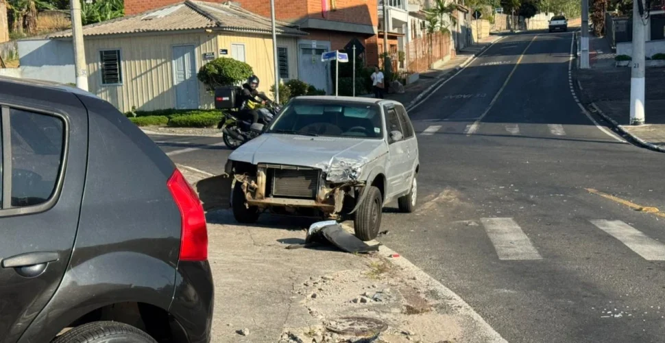 Colisão entre veículos é registrada em cruzamento de Criciúma