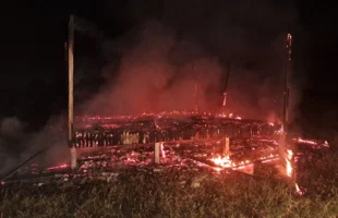 Incêndio destrói casa em construção em Araranguá