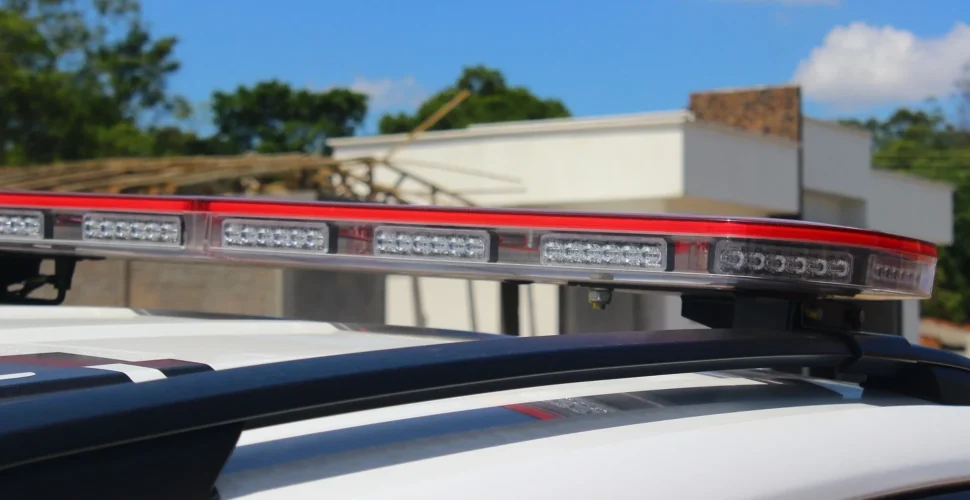 Foragido é encontrado escondido no forro de casa e preso em Laguna