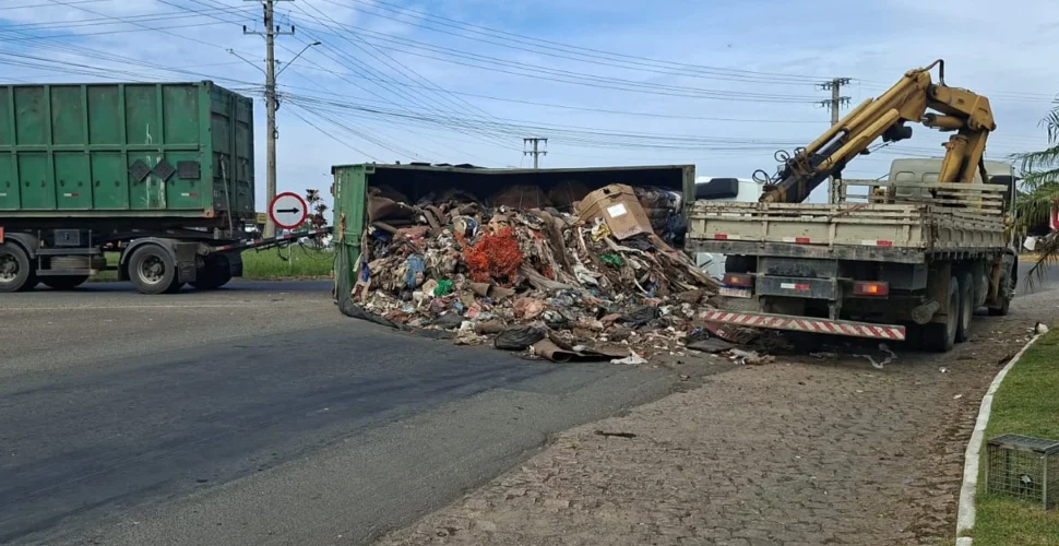 Contêiner carregado com recicláveis cai de caminhão em rótula da SC-443