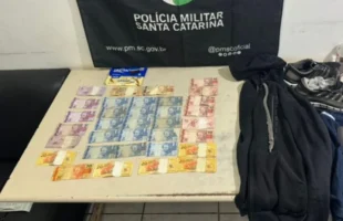 Assalto a farmácia em Araranguá termina com suspeito preso; motorista também é detido com carro adulterado em Sombrio