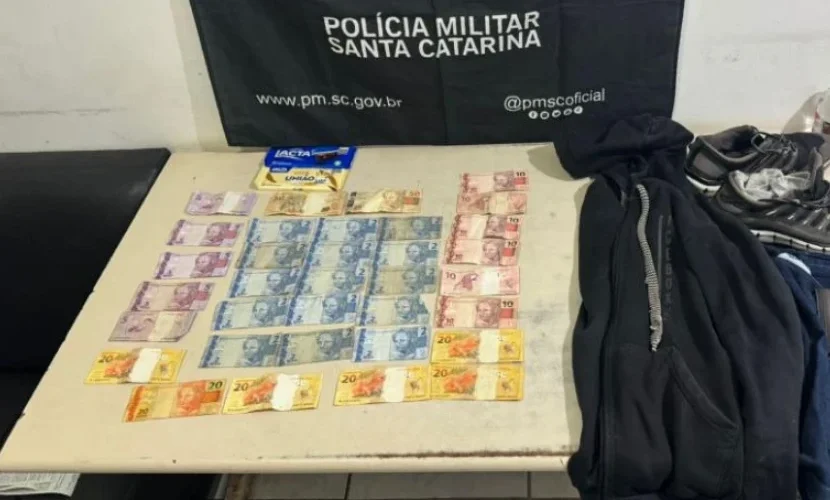 Assalto a farmácia em Araranguá termina com suspeito preso; motorista também é detido com carro adulterado em Sombrio