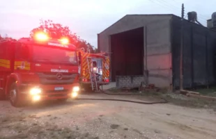 Incêndio em silo de grãos mobiliza bombeiros na madrugada em Içara