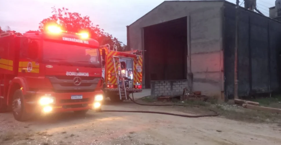 Incêndio em silo de grãos mobiliza bombeiros na madrugada em Içara