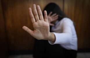 Tentativa de feminicídio: mulher é agredida pelo próprio filho enquanto dormia em Nova Veneza
