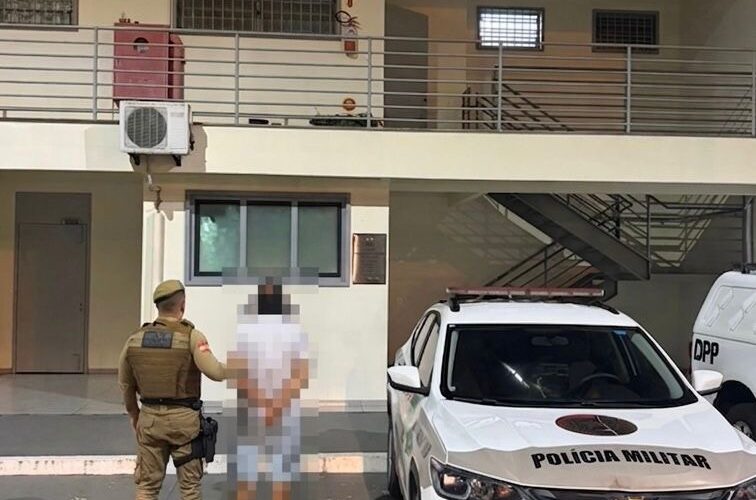 Homem com mandado ativo é preso pela Polícia Militar em Lauro Müller
