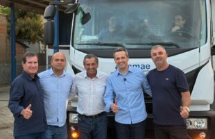 Deputado Júlio Garcia viabiliza entrega de caminhão ao Samae de Orleans