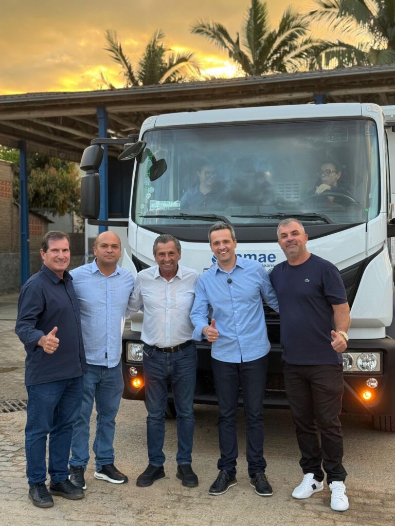 Deputado Júlio Garcia viabiliza entrega de caminhão ao Samae de Orleans