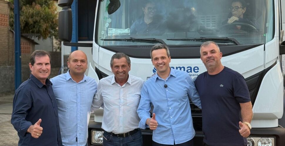 Deputado Júlio Garcia viabiliza entrega de caminhão ao Samae de Orleans