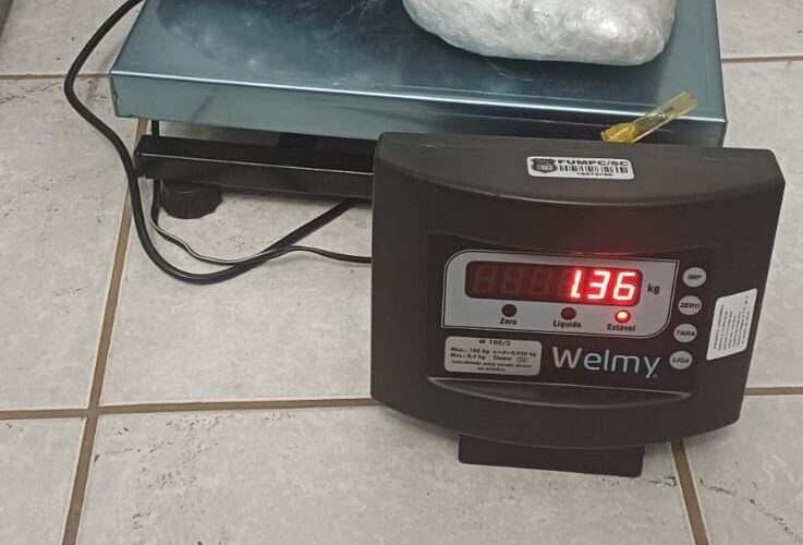 PRF apreende 30 kg de drogas após perseguição na BR-282 e criança é retirada de situação de risco