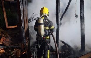 Incêndio destrói casa durante a madrugada no Centro de Rio Fortuna