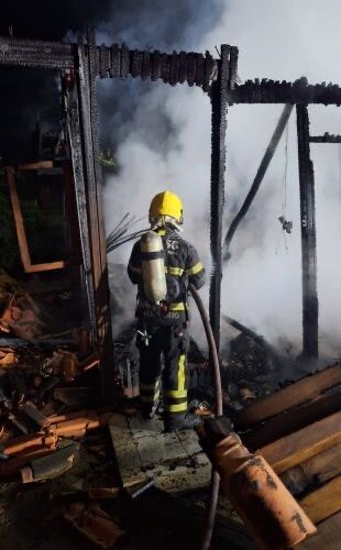 Incêndio destrói casa durante a madrugada no Centro de Rio Fortuna