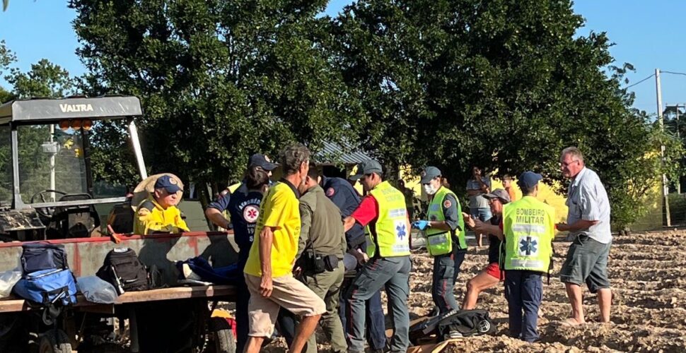 Helicóptero do Saer Aeromédico resgata mulher com membro preso em máquina agrícola em Içara