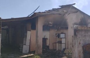 Incêndio destrói residência de 80 m² no bairro Passagem, em Tubarão