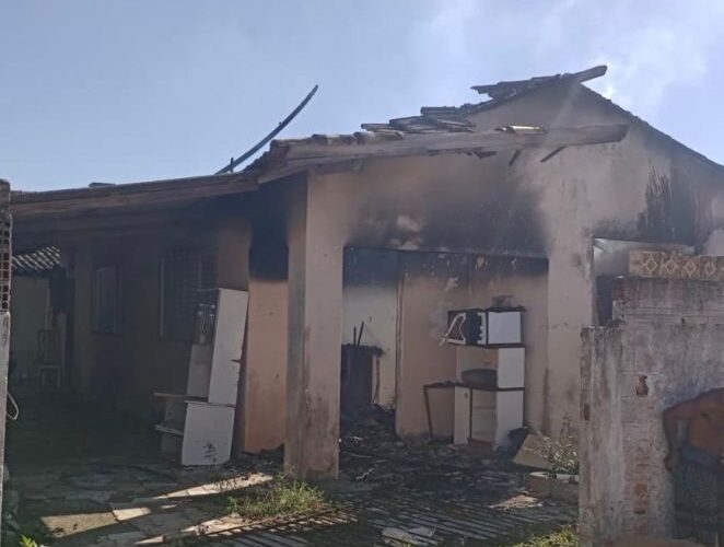 Incêndio destrói residência de 80 m² no bairro Passagem, em Tubarão