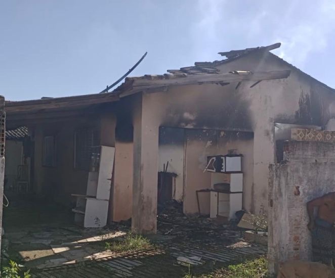 Incêndio destrói residência de 80 m² no bairro Passagem, em Tubarão
