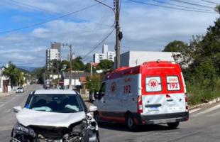 Colisão entre carro e caminhão deixa dois feridos em Lauro Müller