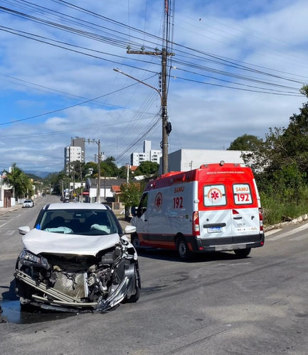 Colisão entre carro e caminhão deixa dois feridos em Lauro Müller