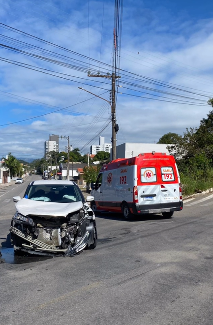 Colisão entre carro e caminhão deixa dois feridos em Lauro Müller