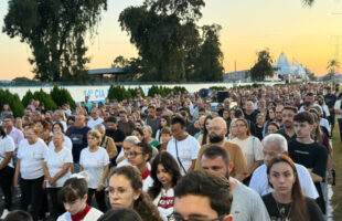 Caminhada penitencial reúne mais de 2 mil fiéis ao amanhecer da Sexta-feira Santa em Tubarão