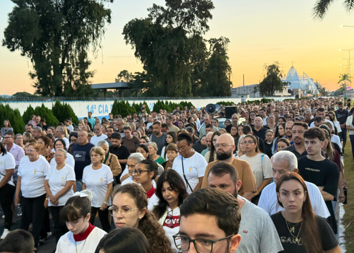 Caminhada penitencial reúne mais de 2 mil fiéis ao amanhecer da Sexta-feira Santa em Tubarão