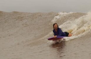 Lagunense Soraia Rocha é bicampeã de bodyboard na pororoca do Maranhão