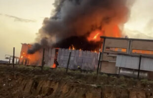 Incêndio de grandes proporções destrói empresa de isopor em São Ludgero