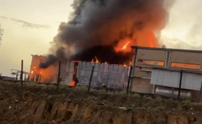 Incêndio de grandes proporções destrói empresa de isopor em São Ludgero