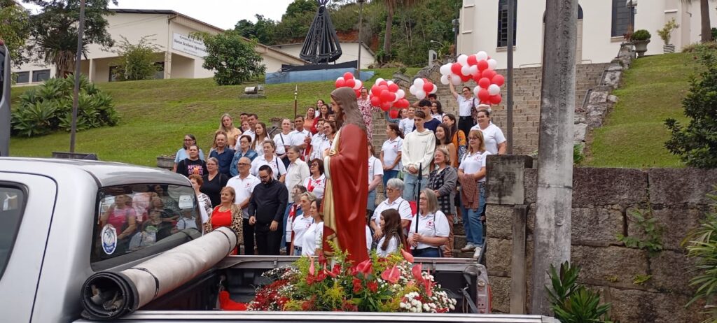Caravana de Urussanga leva imagem do Sagrado Coração de Jesus à Basílica durante Festa da Divina Misericórdia