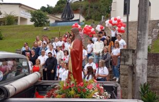 Caravana de Urussanga leva imagem do Sagrado Coração de Jesus à Basílica durante Festa da Divina Misericórdia