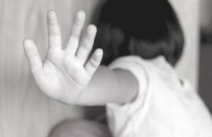 Menina relata abuso do padrasto à mãe por mensagem