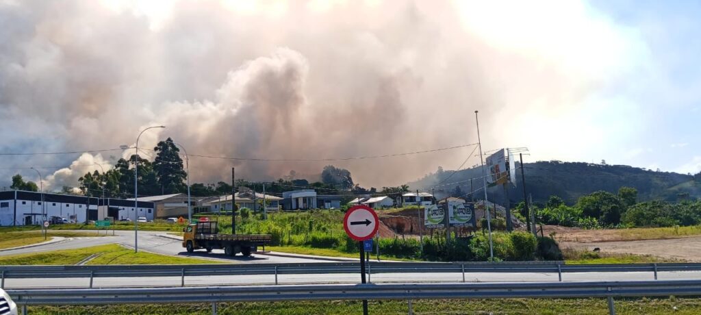 Incêndio na BR-101 em Sangão mobiliza bombeiros com vento forte e risco a motoristas