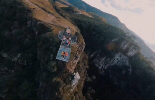 Passarela de vidro sobre abismo de 200 metros é nova atração radical em Urubici