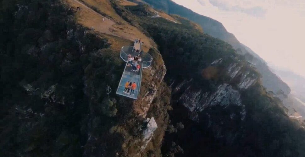 Passarela de vidro sobre abismo de 200 metros é nova atração radical em Urubici