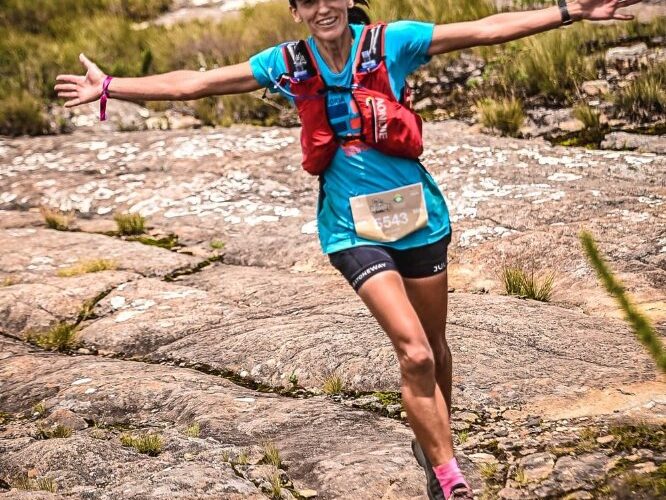 Ultramaratonista de Pedras Grandes é vice-campeã do Atleta DNA 2026 e vence ultra de 52 Km