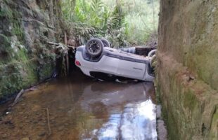 Carro sai da pista e cai em rio em Grão-Pará