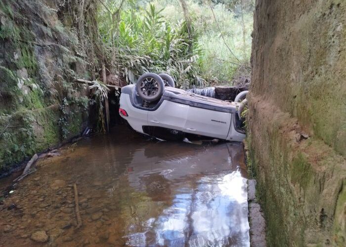 Carro sai da pista e cai em rio em Grão-Pará