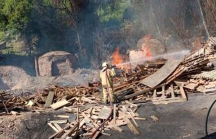Chamas consomem pilha de madeira em fábrica de carvão no Sul catarinense