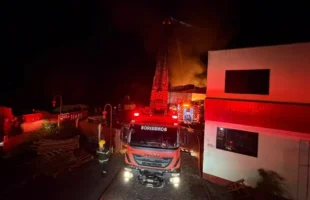 Incêndio de grandes proporções atinge indústria em Santa Rosa do Sul