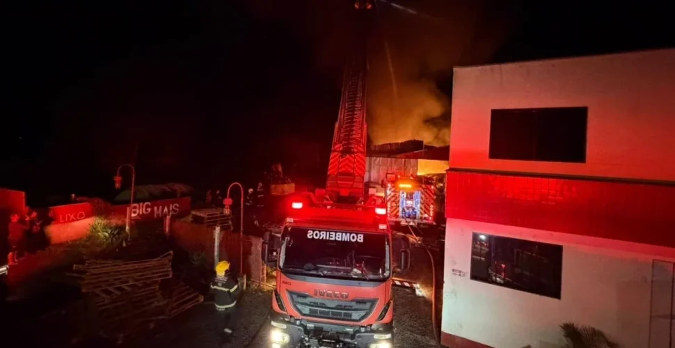 Incêndio de grandes proporções atinge indústria em Santa Rosa do Sul
