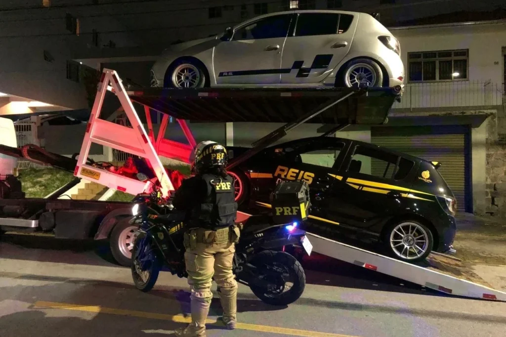 Dois motoristas são presos após racha na BR-101