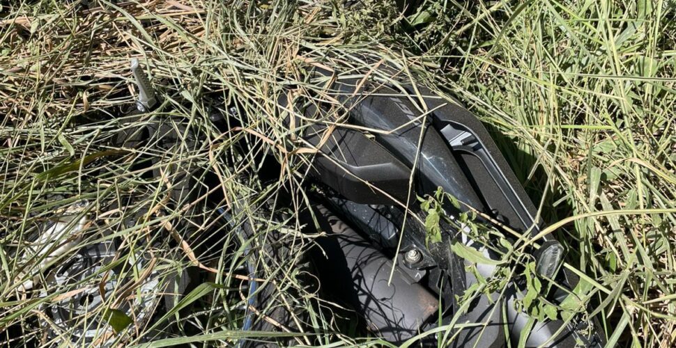 Motocicleta com registro de furto é encontrada abandonada em área de mata em Morro da Fumaça