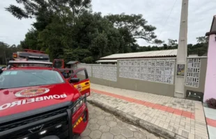Incêndio em caixa de disjuntores deixa prédio sem energia em Criciúma