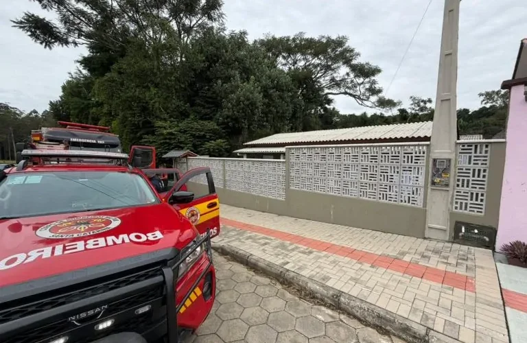 Incêndio em caixa de disjuntores deixa prédio sem energia em Criciúma