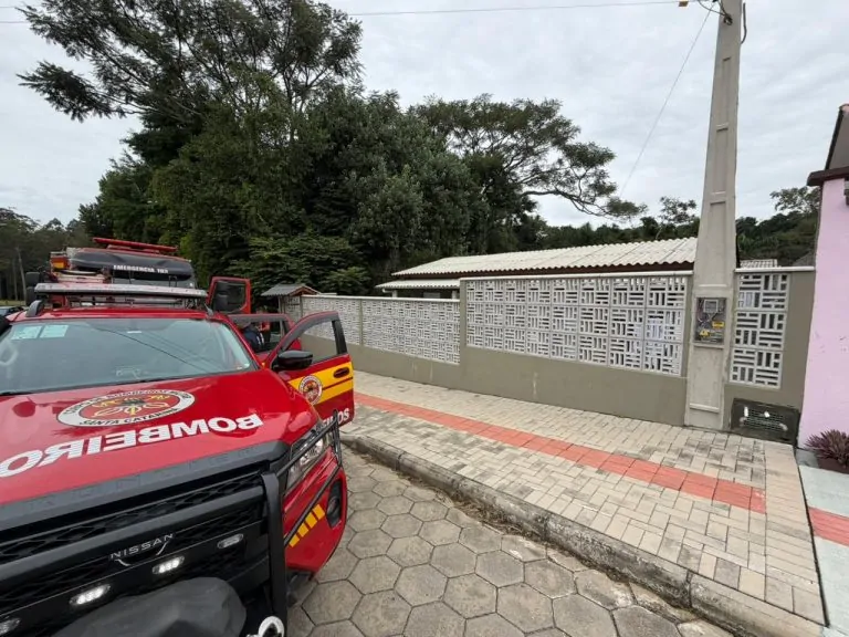 Incêndio em caixa de disjuntores deixa prédio sem energia em Criciúma