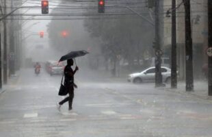 Chuva persistente em Santa Catarina: alerta segue até terça-feira