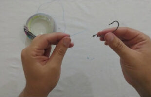 Criança de 3 anos vai ao hospital após anzol prender na pálpebra e no braço em Armazém